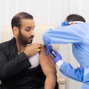 ولي العهد السعودي يتلقى جرعة اللقاح