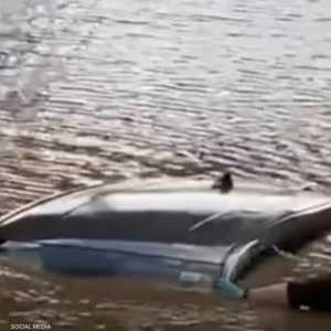 إنقاذ زوجين غرقت سيارتهما في بريطانيا