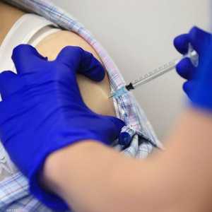 من يحصل على لقاح كورونا أولا؟