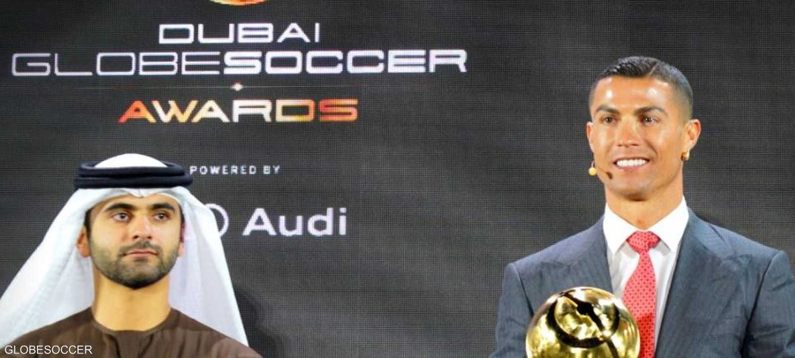 رونالدو تسلم جائزة لاعب القرن من الشيخ منصور بن محمد بن راشد