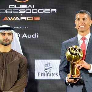 رونالدو تسلم جائزة لاعب القرن من الشيخ منصور بن محمد بن راشد