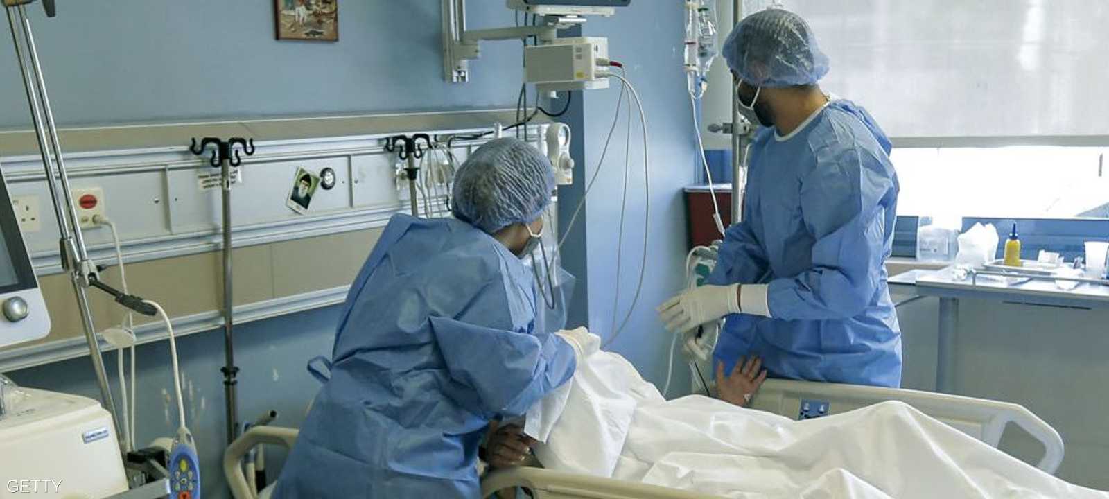 طاقم طبي يعتني بمصابة بكورونا في أحد مستشفيات لبنان - أرشيف
