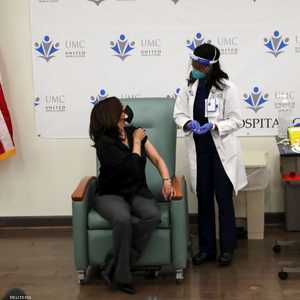 كامالا هاريس تلقت اللقاح على الهواء مباشرة