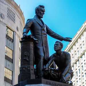 التمثال هو نسخة من نصب تذكاري أقيم في واشنطن العاصمة قبل ث