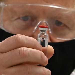 أرشيفية.. رئيس الوزراء البريطاني مع جرعة لقاح أكسفورد