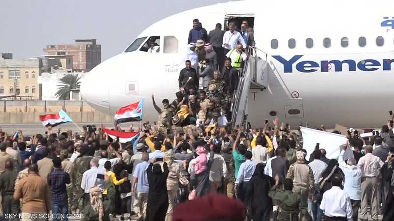 انفجاران في مطار عدن لحظة وصول الحكومة اليمنية | سكاي نيوز عربية