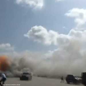 لحظة سقوط صواريخ على مطار عدن