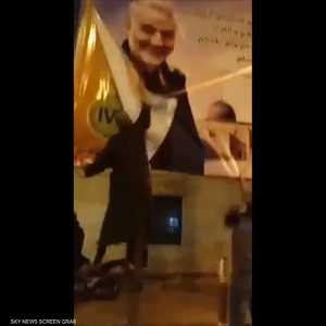 فلسطينيون يمزقون صورة قاسم سليماني في غزة