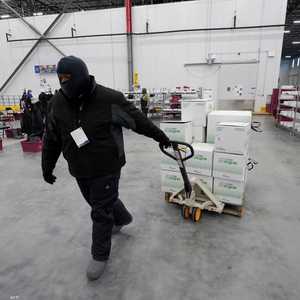 أحد العاملين في تحضير شحنات من لقاح موديرنا