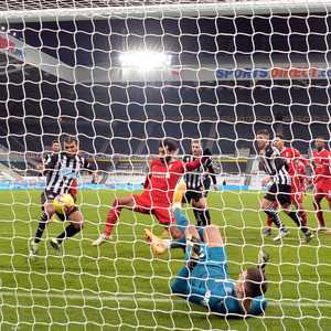 مازال ليفربول يحتفظ بصدارة الدوري الإنجليزي