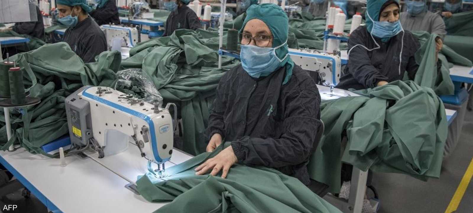 عاملات بأحد مشاغل الخياطة المغربية يصنعن ملابس للقطاع الطبي.