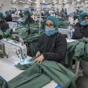عاملات بأحد مشاغل الخياطة المغربية يصنعن ملابس للقطاع الطبي.