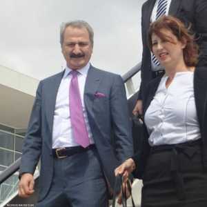 السفيرة أيلين تاشان مع مسؤول تركي في لقطة أرشيفية