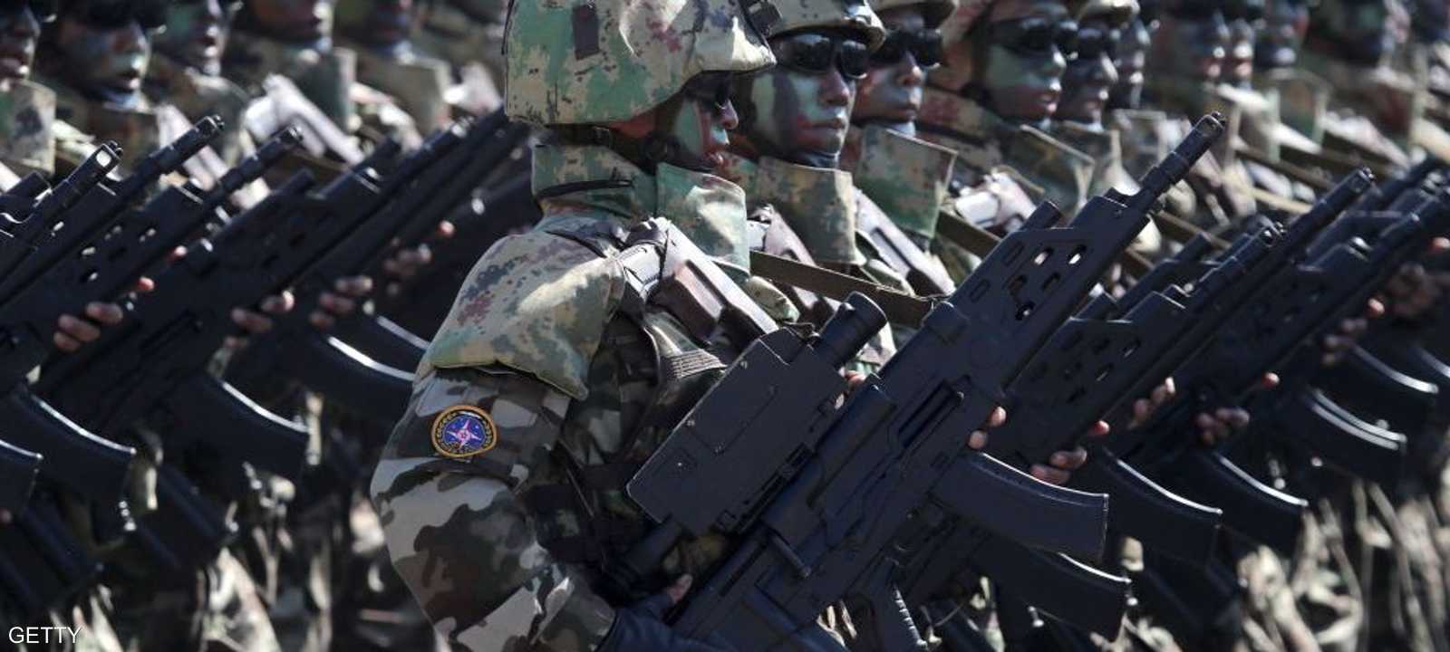 جنود كوريون شماليون يمتشقون "تايب 88" في عرض عسكري سابق