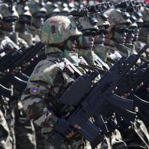 جنود كوريون شماليون يمتشقون "تايب 88" في عرض عسكري سابق