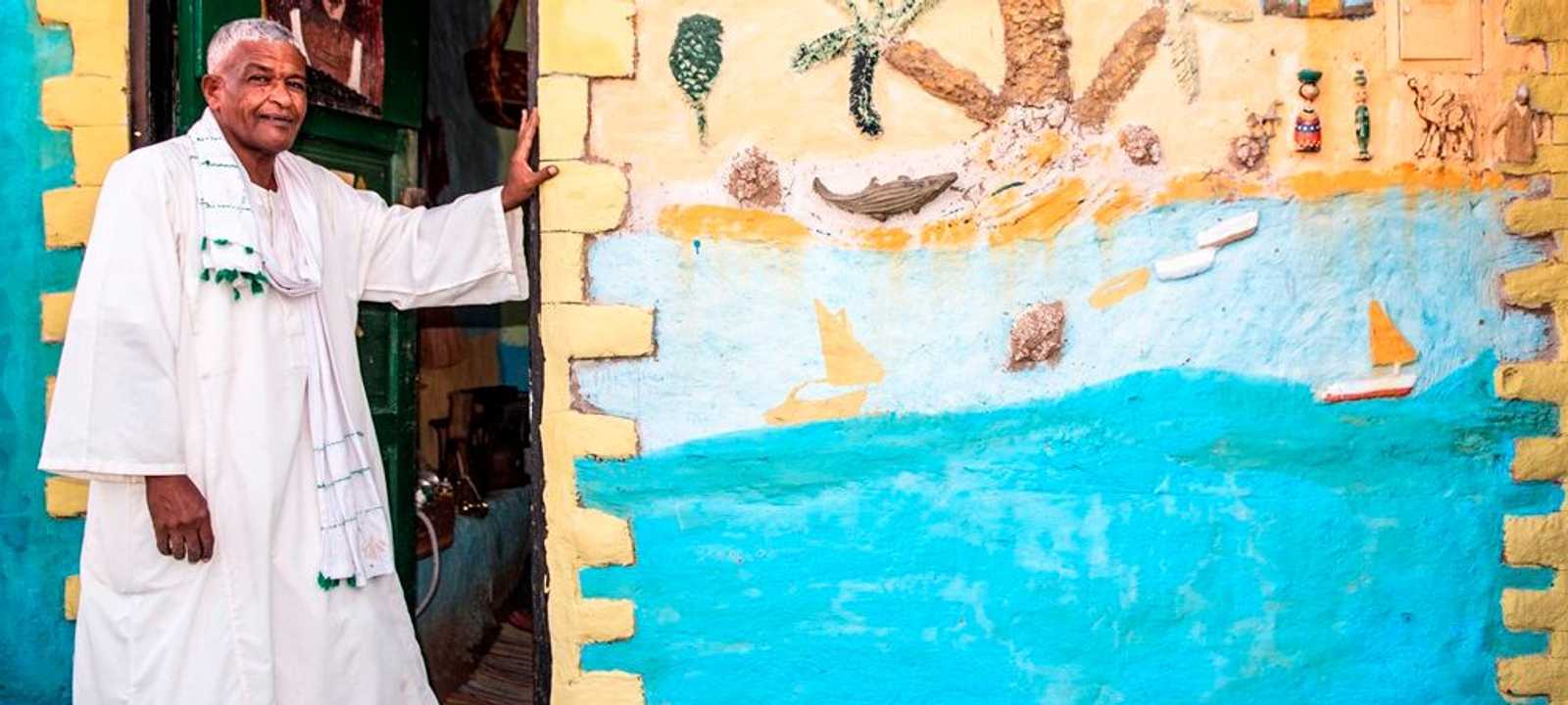 عاشق التحف.. شريف محمود يس (تصوير/ جلال المسري)