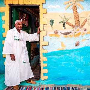 عاشق التحف.. شريف محمود يس (تصوير/ جلال المسري)