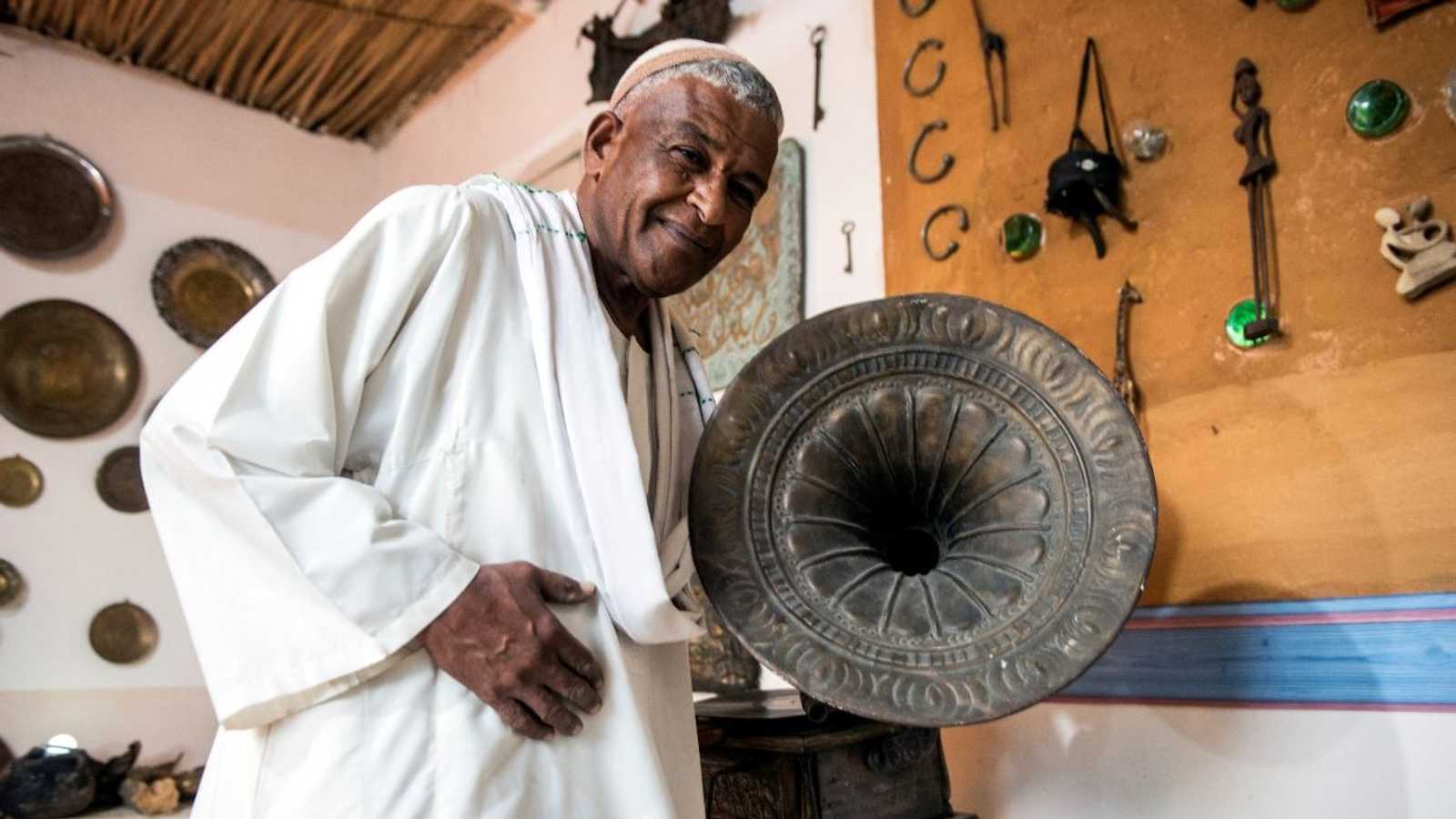 شريف مع تحفة موسيقية