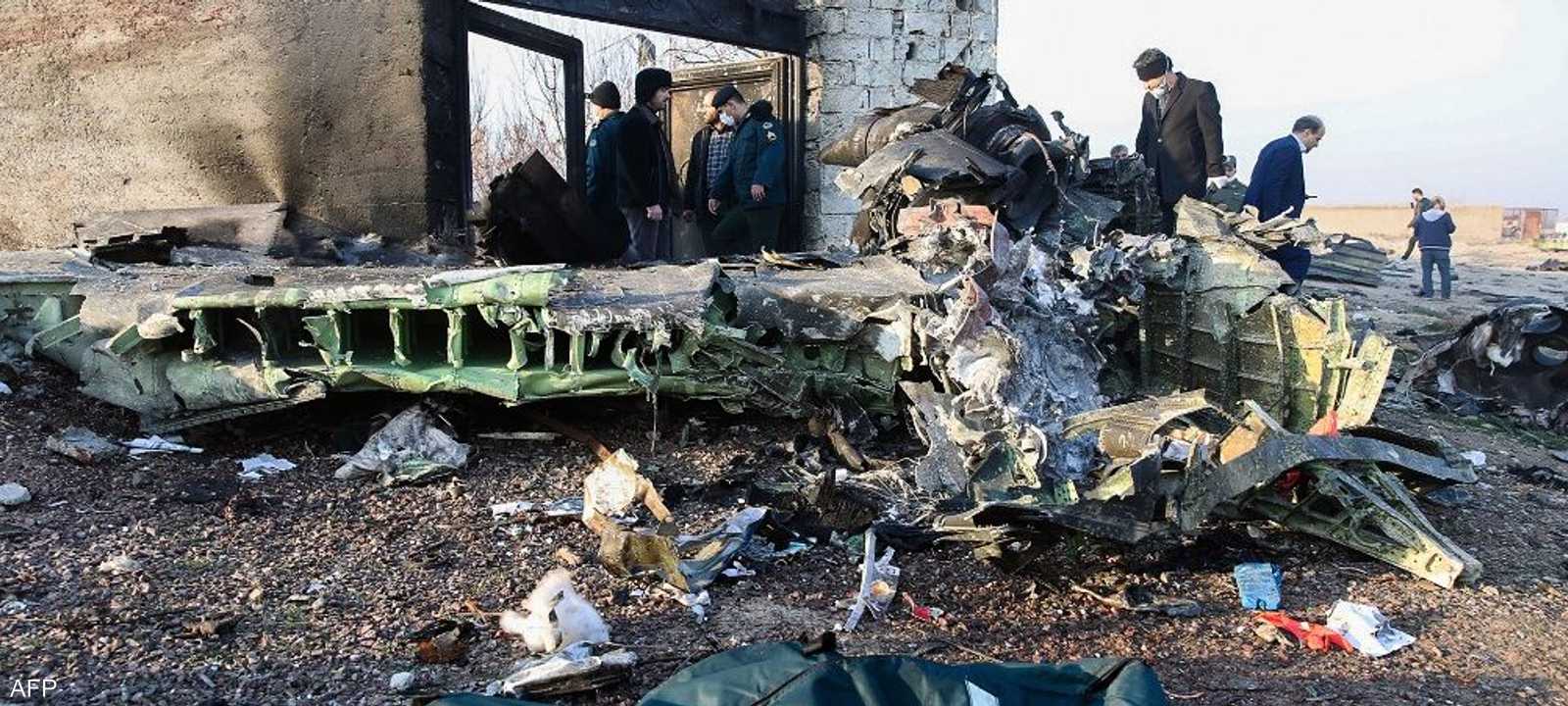 آثار الطائرة الأوكرانية التي سقطت فوق إيران.