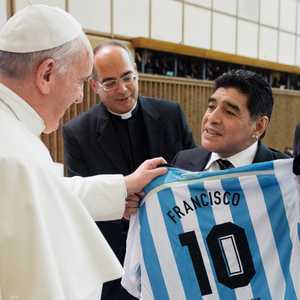 البابا التقى مارادونا عام 2014