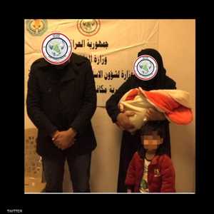 الوالدان مع ابنهما الضحية ورضيعهما