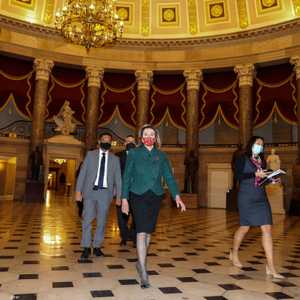 منزلا ميتش ماكونيل ونانسي بيلوسي يتعرضان للتخريب