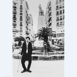 تشارلي تشابلن المصري بأحد شوارع القاهرة