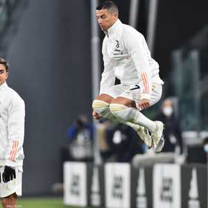 رونالدو خلال عملية الإحماء