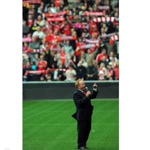 جيري مارسدن يغني في إنفيلد: لن تسير وحدك أبدا