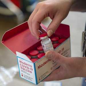 يتطلب لقاح موديرنا جرعتين تفصل بينهما 28 يوما