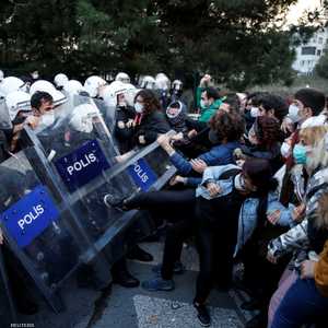 اشتبك طلبة الجامعة مع قوات الأمن على مدخلها