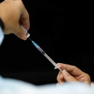 يتطلب لقاح موديرنا جرعتين تفصل بينهما 28 يوما