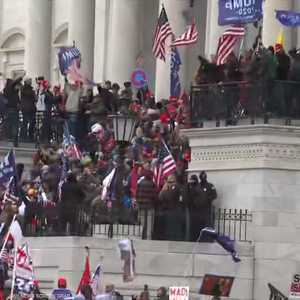 أنصار ترامب يحتلون المدخل الرئيسي للكونغرس