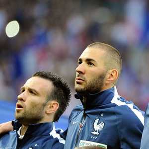 بنزيما في إحدى آخر صوره مع فرنسا وبجواره فالبوينا (يسار)