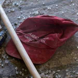 قبعة تحمل شعار حملة ترامب وسط الحطام عقب اقتحام الكونغرس