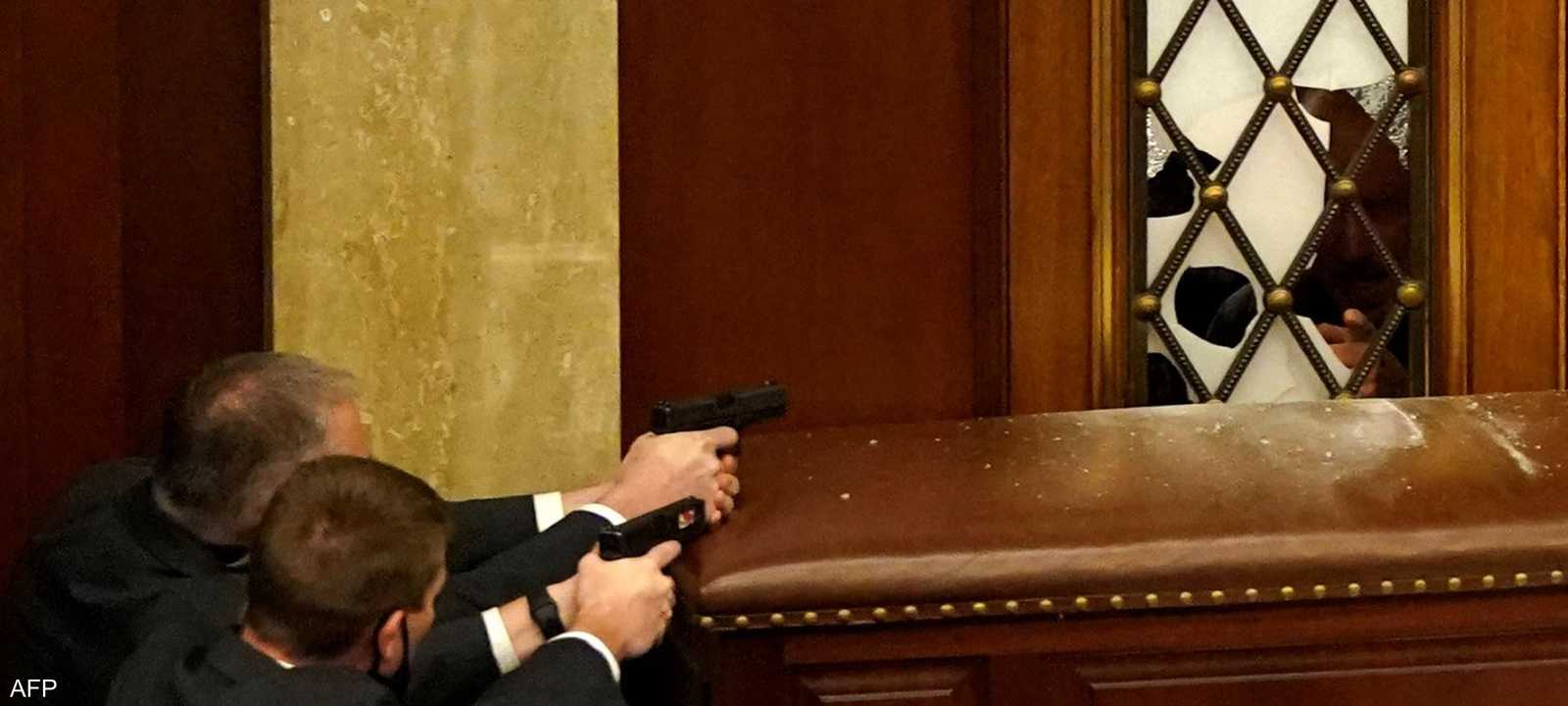 شرطة الكابيتول توجه أسلحتها للذين اقتحموا الكونغرس