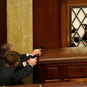 شرطة الكابيتول توجه أسلحتها للذين اقتحموا الكونغرس