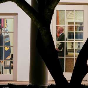 بنس وعدد من المسؤولين في المكتب البيضاوي