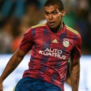 لاعب كرة القدم البرازيلي أليكس أبوليناريو