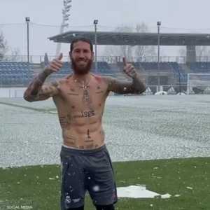 راموس يتحدى الثلوج بصدر عار