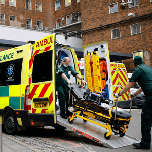 سيارة إسعاف أمام أحد مستشفيات لندن