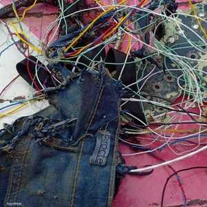 من حطام الطائرة