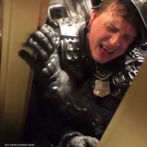 "سحق" ضابط بين دفتي باب في الكونغرس