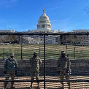 عناصر من الحرس الوطني أمام مبنى الكابيتول