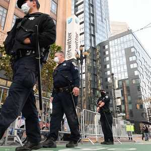 قوات الأمن تواجدت لصدّ المتظاهرين أمام مقر تويتر