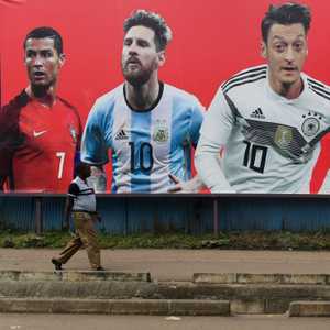 أوزيل يختار الأفضل بين ميسي ورونالدو