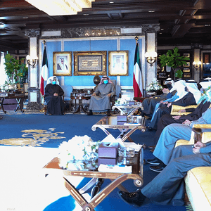 رئيس الحكومة الكويتية خلال استقباله الوزراء