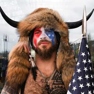 صاحب القرنين كان من أشهر مقتحمي مبنى الكونغرس.