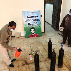 صلاح تبرع لأبناء قريته بأسطوانات أوكسجين