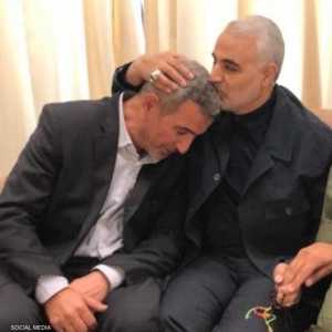 قاسم سليماني يقبل رأس المحمداني الملقب بـ" أبو فدك"